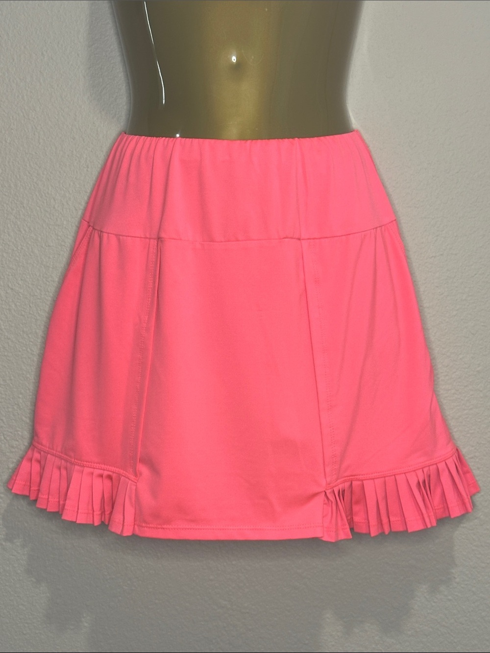 TAIL Women’s Neon Coral Pleated Hem Tennis Skirt w/hidden shorts, Size S, EUC